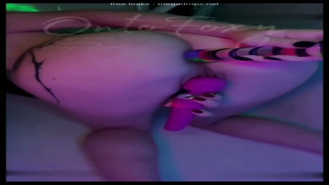 OntoFoxy Plugs Her Ass And Vibrates Her Cunt